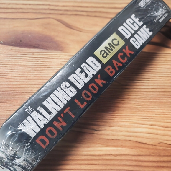 The Walking Dead Board Game With Dice From The AMC TV Series Don't Look Back-NEW - Picture 3 of 3